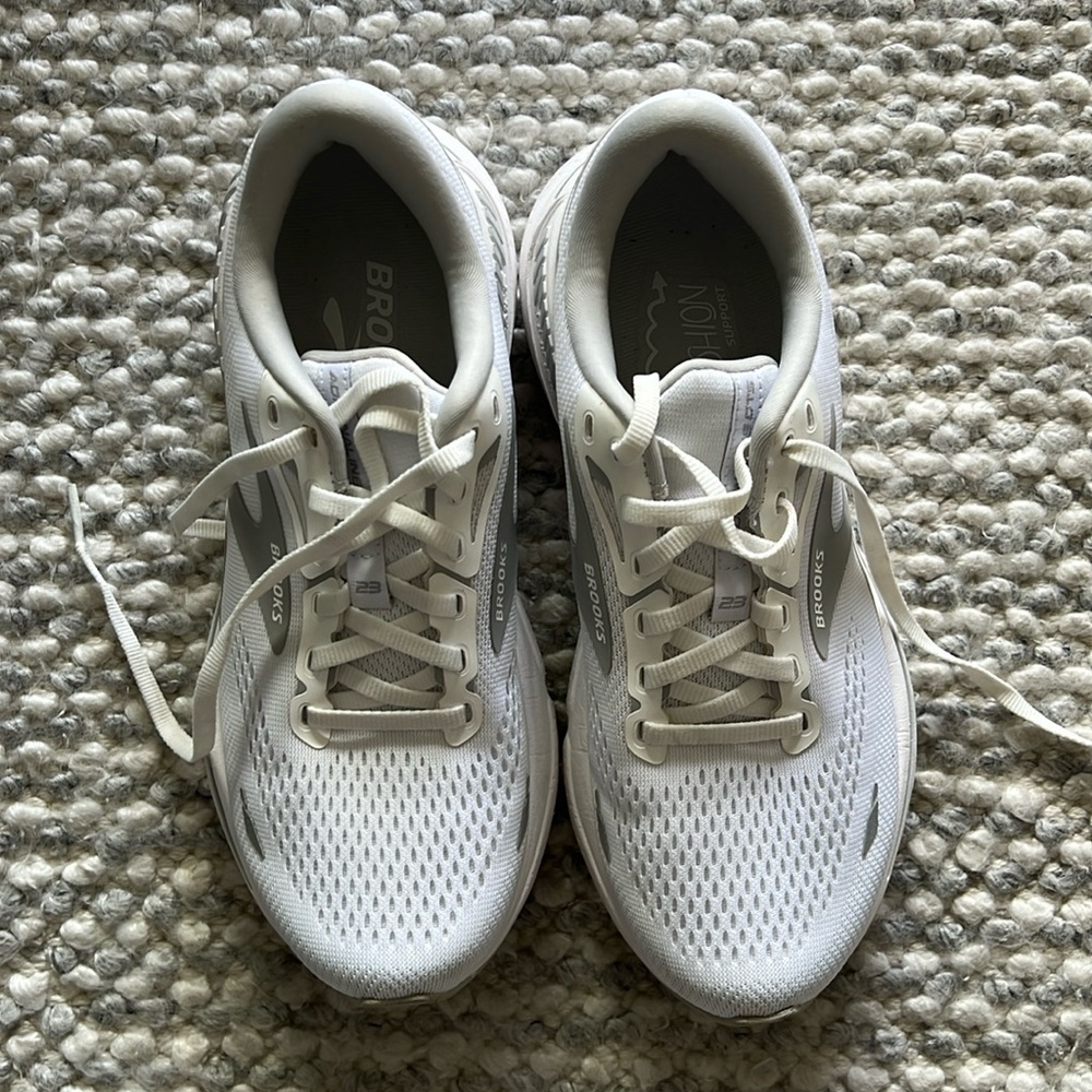 Brooks adrenaline GTS 23 Women’s Running Shoe white size 8.5
